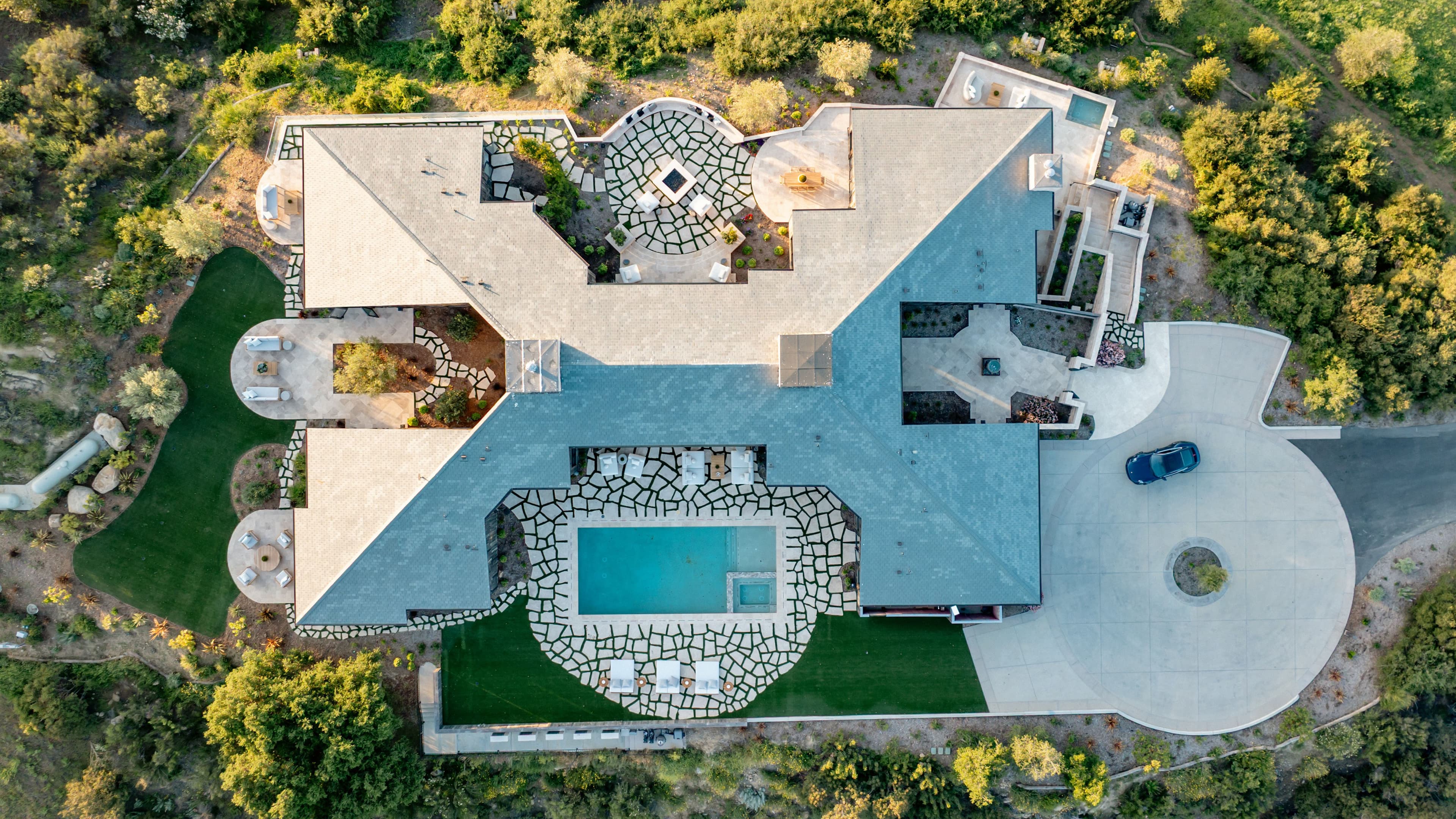 캘러배서스 X자 형태 산꼭대기 주택, $1300만 호가