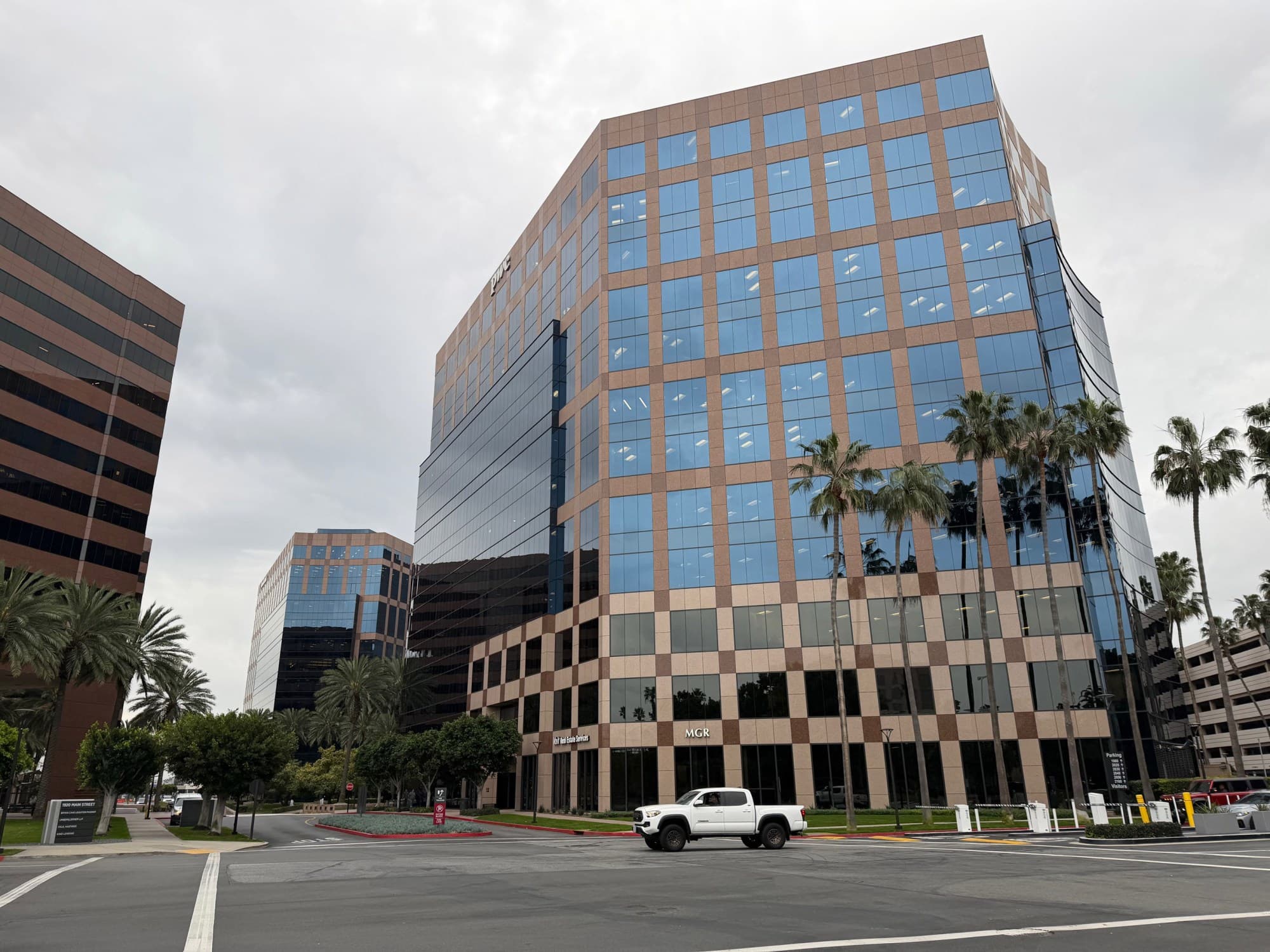 ICE, 어바인과 산타아나에 사무실 임대